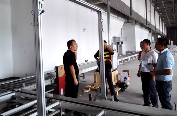 智能物流BG總裁王家寶在項目現(xiàn)場指導工作