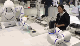 雙臂協(xié)作機器人、柔性機器人與工作人員 組成的新型機器人工作站