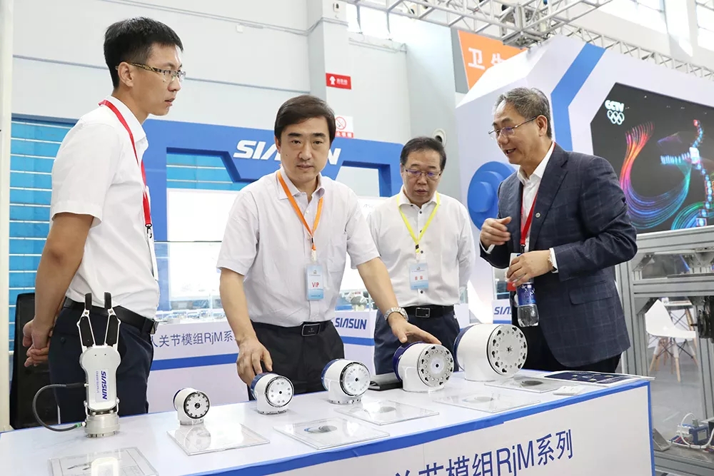 遼寧省科技廳廳長(zhǎng)-王大南  沈陽(yáng)市科技局局長(zhǎng)-趙日剛  蒞臨參觀(guān)