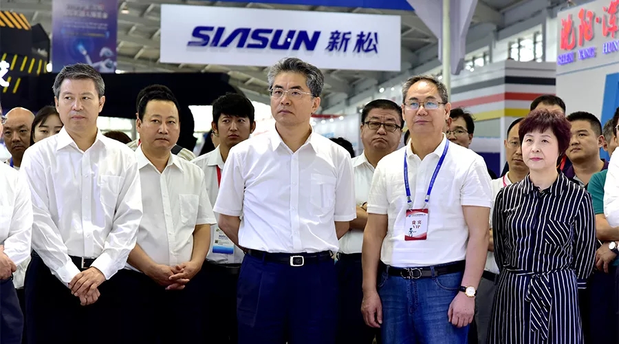 遼寧省委宣傳部部長(zhǎng)張福海，沈陽(yáng)市委宣傳部部長(zhǎng)馮守權(quán) 蒞臨新松展位參觀指導(dǎo)