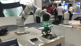協(xié)作機器人夾取內存條，通過力控技術以恒定的力插入PCB主板的內存槽中.gif
