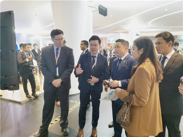 馬來西亞國際貿易及工業(yè)部長拿督達勒雷京親臨新松展位.jpg