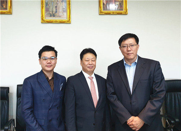 與中國科學院曼谷中心主任姜標博士合影.jpg