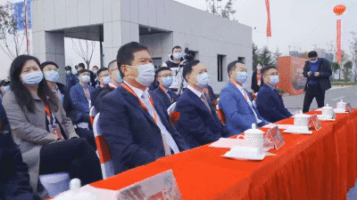 新松公司副總裁、智能裝備BG總裁劉子軍出席中遠海運智能產(chǎn)線啟動儀式.gif