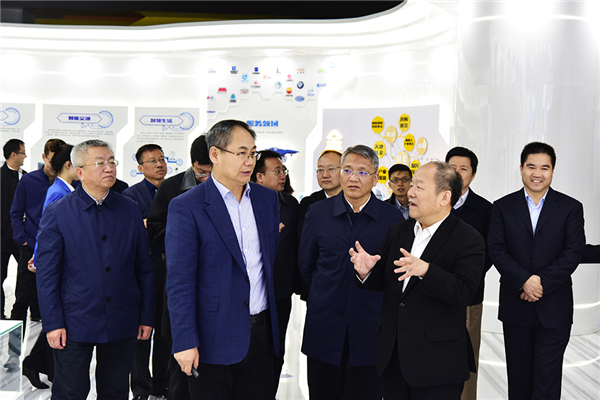 國家發(fā)展改革委副主任寧吉喆一行蒞臨新松公司參觀指導