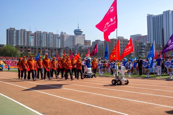新松“松果”機器人參加東北大學第五十六屆體育運動會