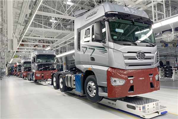 “重器”擔當！新松移動機器人批量進駐一汽解放J7智能工廠