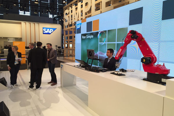 新松機器人公司與德國SAP公司聯(lián)合參展CeBIT 2015，獲中德副總理高度評價